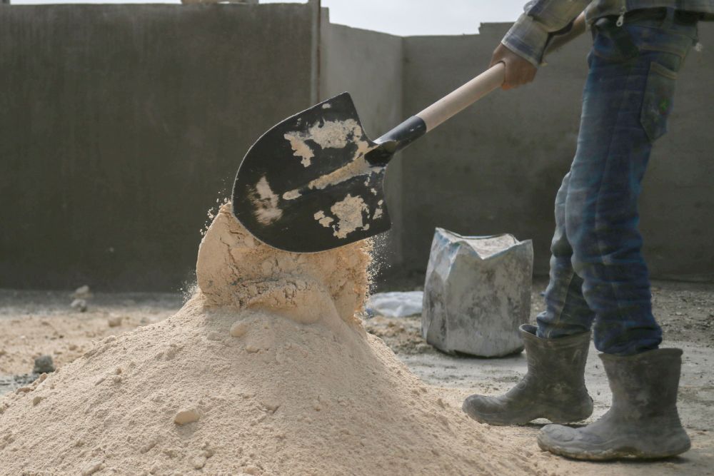 Maré : un artisan détourne les matériaux d'un futur gîte pour ses propres chantiers